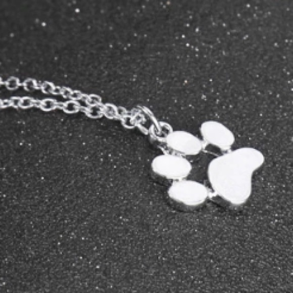 NEW๐๐๐พPAW PRINT NECKLACE!๐พ๐๐SILVERY ADORABLE - Picture 7 of 8
